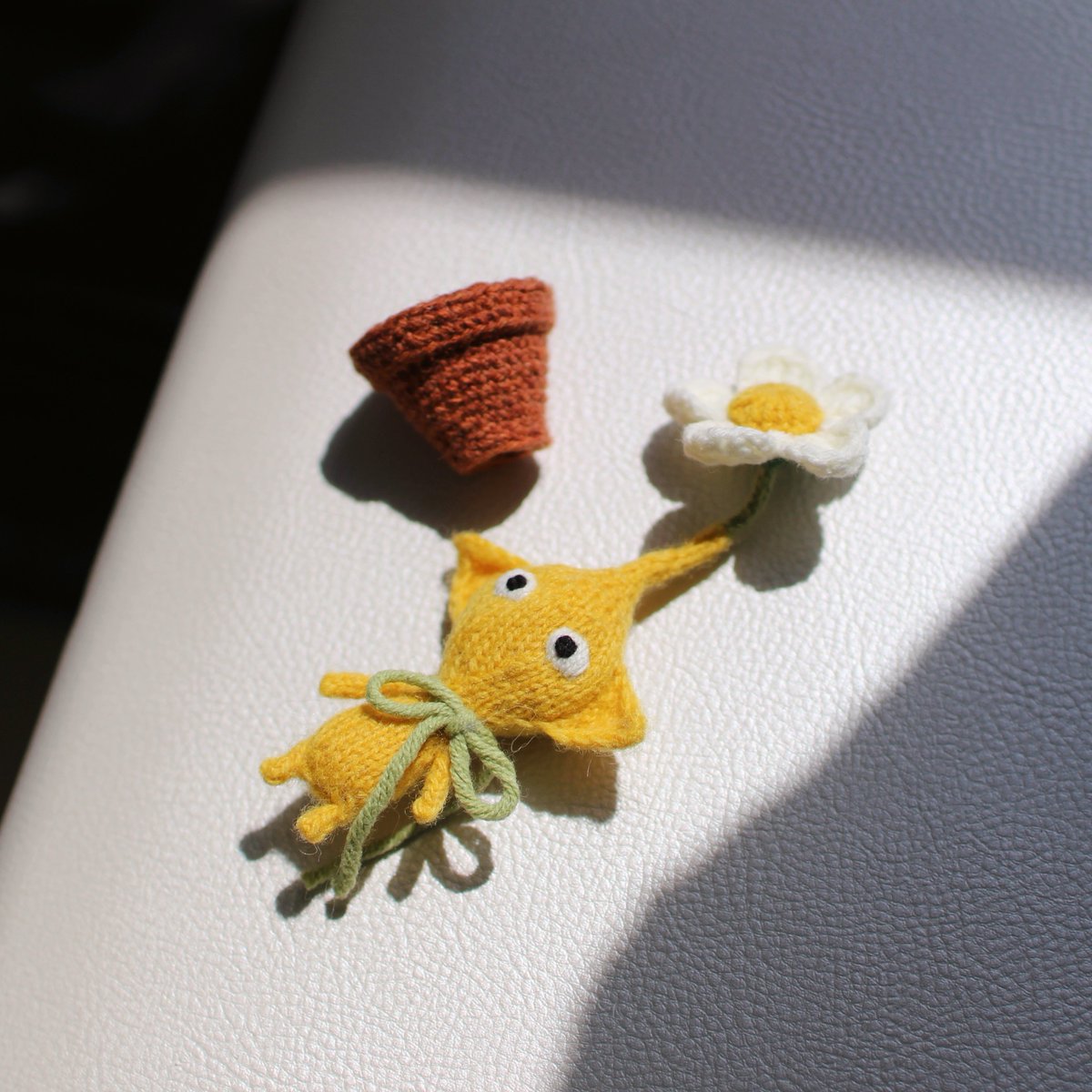 nattknit's tweet photo. 뜨개 피크민 🌼

다뜨베이더님 도안을 베이스로 머리를 좀 더 크게 몸은 더 짧게 떴다. 자수할줄 몰라서 눈이 너무 어려웠다,, 5번 정도 고친 것 같음 🫠 피크민 좋아하는 친구한테 선물했는데 좋아해서 다행 😌❤️‍🔥 https://t.co/7LmQMtjCvx