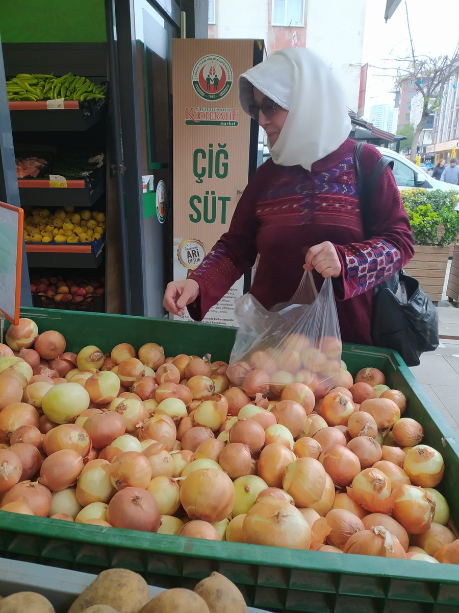 FatmaTurkToksoy's tweet photo. Yerli ve milli markalarımıza yapılan boykot çağrıları, ülkemiz için Boykot Değil Milli Zarardır.   Ülkemizin kalkınmasına, ekonomisine ve toplumsal huzuruna zarar vermek isteyenlerin oyununu bozmak adına #MilliDestekVakti  dedik ve ihtiyaç olmadığı halde alışveriş yaptık, benzin aldık, LPG doldurduk arabamıza... 
İşçinin, girişimcinin, üreticinin, Türkiye’nin yanındayız! 🇹🇷 #MilliDestekVakti 
Bu oyunlara gelmemeliyiz. 
Boykot edeceksek, milli ürünlerimizi değil, çocuk katili İsraillilerin ürünlerini boykot etmeliyiz. 
Ekonomik Teröre Karşı Ülkemizin, Devletimizin Yanındayım.
 Ekonomik Teröre Karşı Esnafımızın, Üreticilerimizin Yanındayım.
#FatmaTürkToksoy
🇹🇷 #MilliDestekVakti
#BoykotDeğilMilliZarar 
#DevletiminYanındayım
