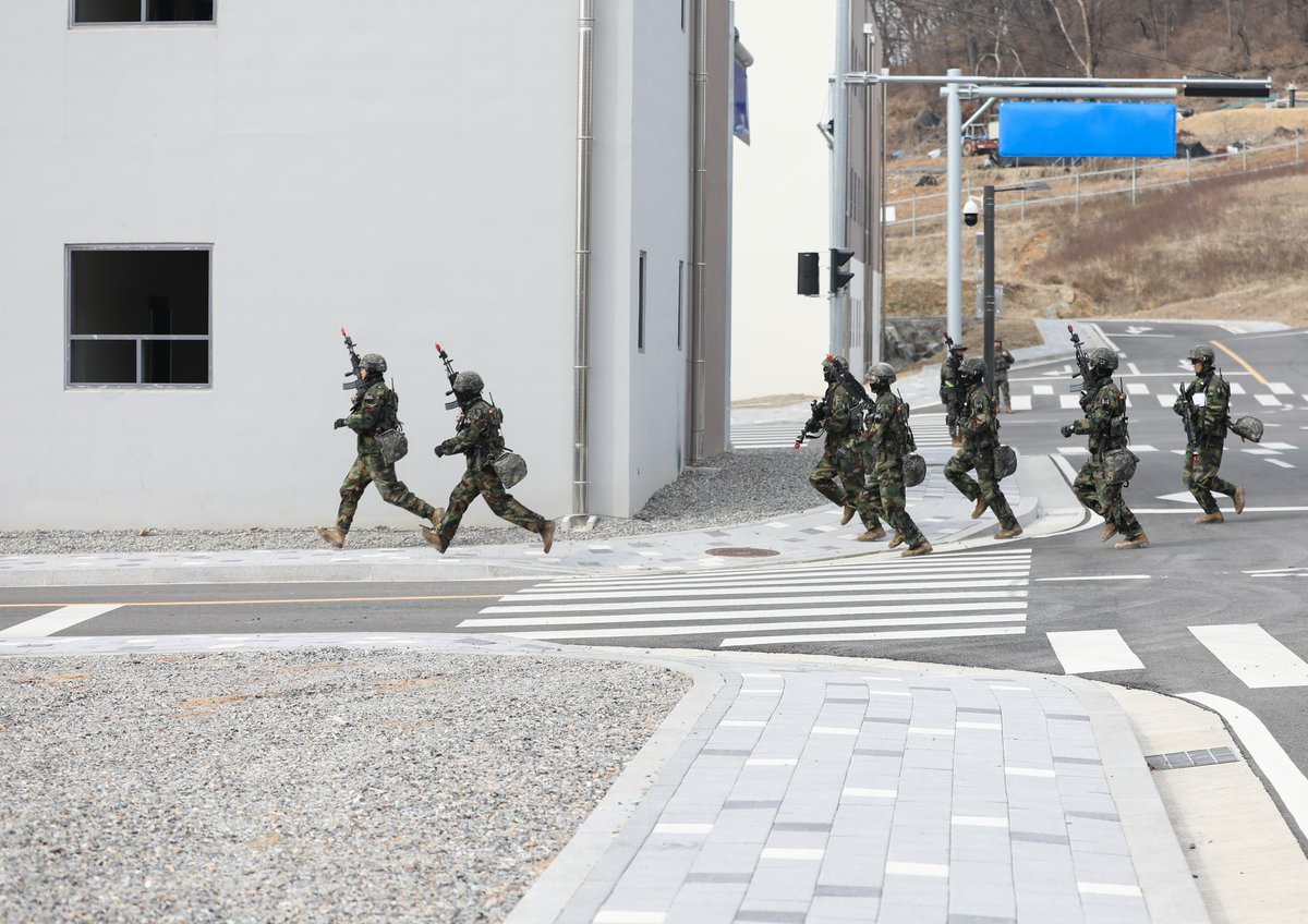 I_Corps's tweet photo. Ready to win, together 🤝 

Soldiers with 1-2SBCT, @7thID trained shoulder-to-shoulder with Soldiers from @ROK_Army’s 17th Infantry Division during a Military Operations in Urban Terrain (MOUT) exercise as part of #FreedomShield25 https://t.co/Wl4nekDBJy