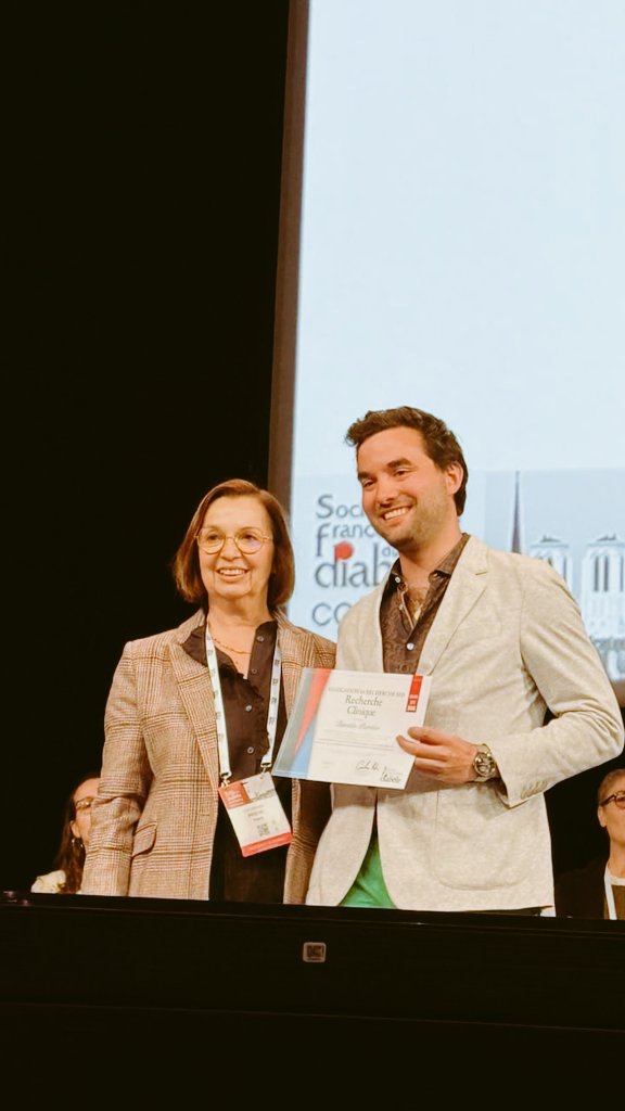 _QuentinPerrier's tweet photo. Très honoré de recevoir le prix de recherche clinique de la @SFDiabete lors du #congrèsSFD pour le projet national AURORA (évaluer l'apport du ratio C/D de tacrolimus sur les resultats de greffe d'îlots et pancréas) https://t.co/Q0DEkx6dHh