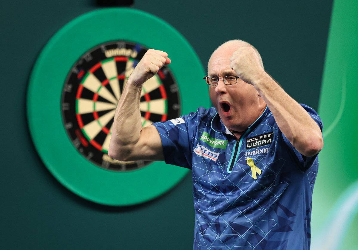 THE DIAMOND STRIKES PERFECTION! 🔷

What a few days Ian White is having!

The Stoke-on-Trent star lands a nine-dart finish during his 6-1 win over Dennie Olde Kalter in the ET6 Qualifier!

📋 bit.ly/25ET6TCHQ