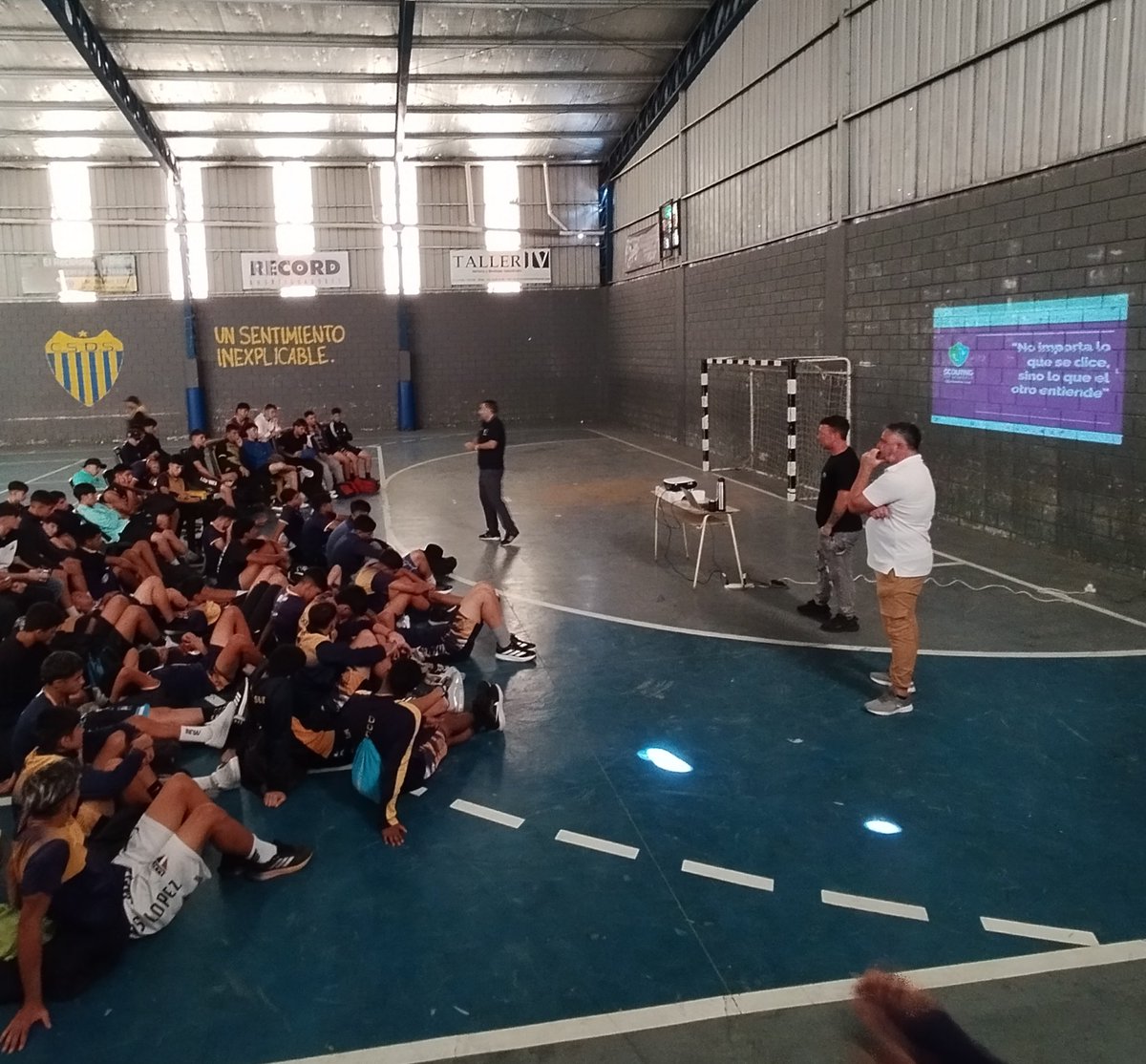 nachosantos18's tweet image. Charla sobre uso de redes sociales a cargo de @dm_provenzano y @gus_ober para los juveniles de @ElDockeOficial