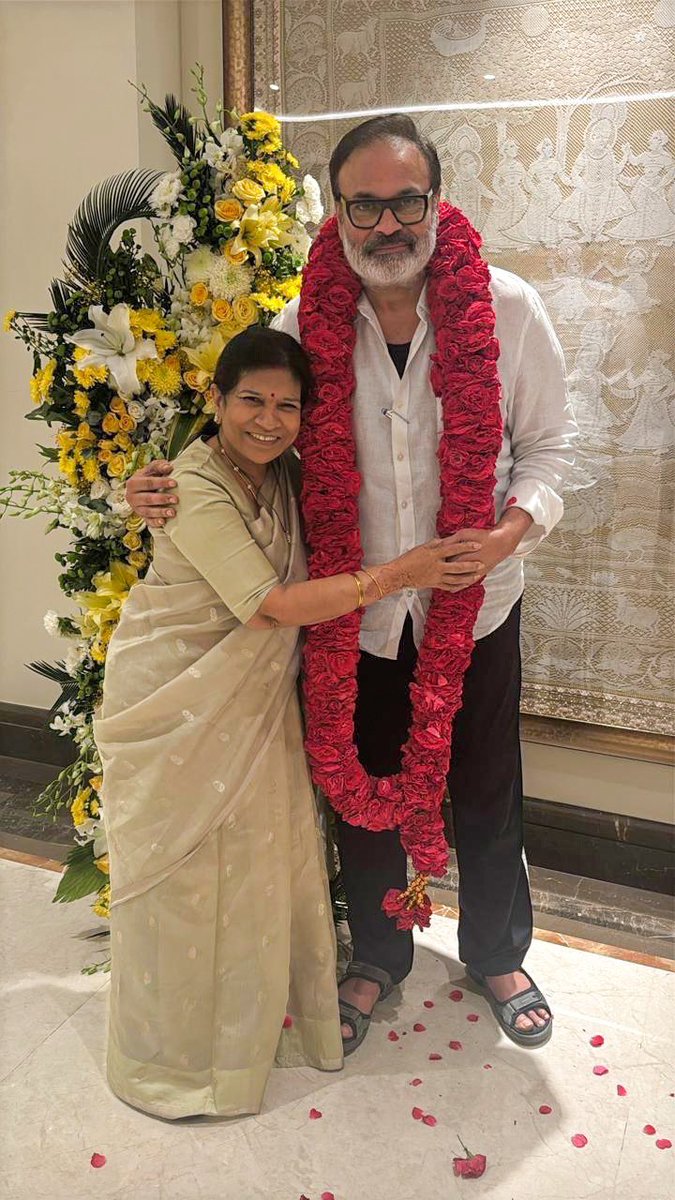 Chiranjeevi Konidela (@kchirutweets) on Twitter photo ఆంధ్ర ప్రదేశ్ విధాన పరిషత్ సభ్యుడి (MLC) గా ప్రమాణస్వీకారం చేసిన తమ్ముడు <a href="/NagaBabuOffl/">Naga Babu Konidela</a> కి ఆత్మీయ అభినందనలు, ఆశీస్సులతో - అన్నయ్య, వదిన 💐💐 ఆంధ్ర ప్రదేశ్ విధాన పరిషత్ సభ్యుడి (MLC) గా ప్రమాణస్వీకారం చేసిన తమ్ముడు <a href="/NagaBabuOffl/">Naga Babu Konidela</a> కి ఆత్మీయ అభినందనలు, ఆశీస్సులతో - అన్నయ్య, వదిన 💐💐