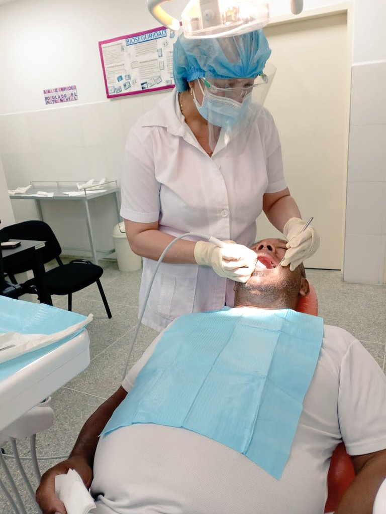 Felicitar a la Dra Daycelis Perez Salazar especialista en 1er Grado del perfil de Odontología por su excelente labor y servicio al hermano país de Venezuela...
... Un médico cubano cura, protege y dignifica ...
#MedicinaCubana
#EticaMedica
#SaludCubana
#Profesionalismo