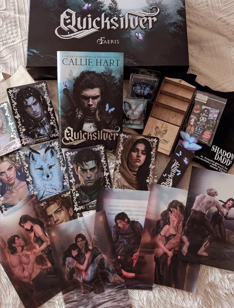 nooracullen's tweet image. Lo INJUSTO que es que los lectores “normales” (que somos los que nos dejamos mas dinero en libros) no tengamos ningún tipo opción de comprar estas cajas tan increíbles porque las editoriales las hacen SOLO por y para bookinfluencers… me parece un put0 chiste, en fin, nada nuevo.