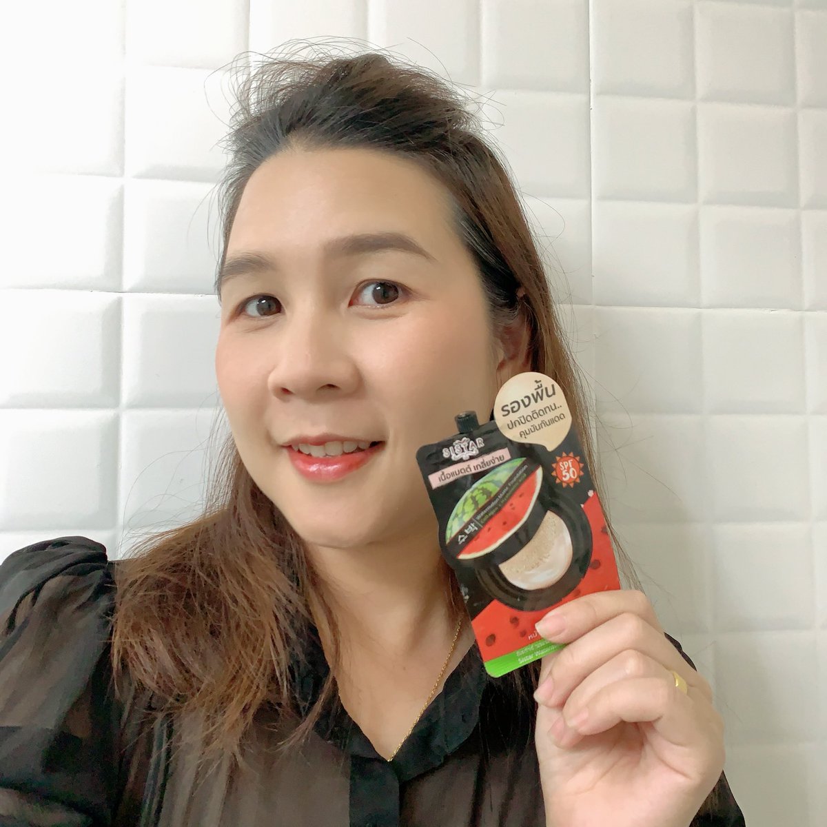 p_patchada's tweet image. ถ้าพูดถึงรองพื้นเนื้อแมตต์ ต้องยกให้ตัวนี้เลย Sistar Watermelon 🍉Matte Foundation เราชอบมาก เป็นเนื้อแมตต์ที่เราใช้ตลอดเลย เพราะเกลี่ยง่าย เบาสบาย เข้ากับสีผิวสุดๆ ปกปิด ติดทน ไม่เป็นคราบ ผิวไม่มีดรอป แถมกันแดดได้อีกด้วยนะ  หาซื้อก็ง่าย ราคาสบายกระเป๋าสุดๆ #Sistar #ใช้ดีบอกต่อ