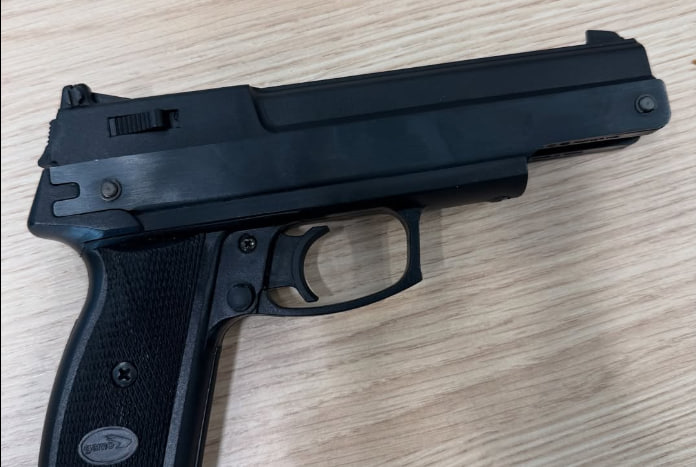 Aanhouding in Niebert: vuurwapen aangetroffen na botsing