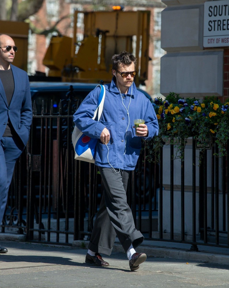 hsdcandids's tweet image. Harry out and about in London - April 2