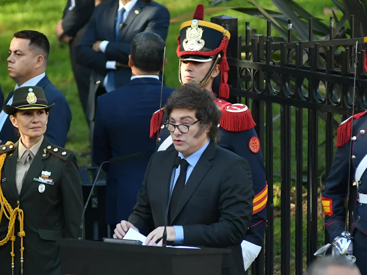 👤⛔ Para Milei, la #soberanía está en segundo plano: su lamentable #discurso en el homenaje a los Héroes de #Malvinas

❌👉🏽 El jefe de Estado vinculó la soberanía con la prosperidad económica, capaz de entregar recursos a cambio de supuesto “progreso”.

elargentino.ar/zona-destacada…