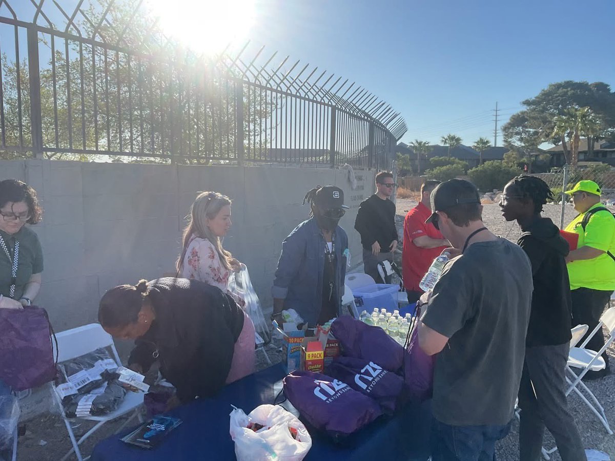 ForRecovery's tweet image. Outreach and engagement with the local community is at the heart of the Foundation. Our peer recovery coaches suited up and showed up at the @helpsonv encampment outreach.

#peersupport #ForRecovery #lasvegas #outreachteam #mentalhealthmatters #harmreductionworks