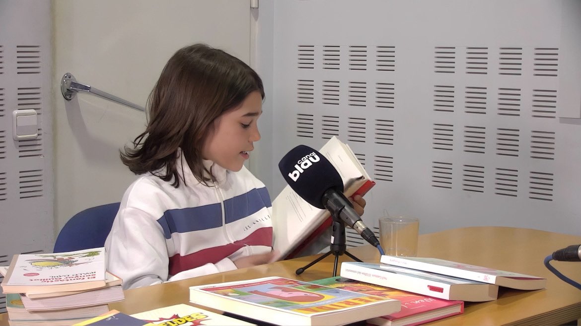 Avui és el Dia de la Literatura Infantil i Juvenil #LIJ i aquí tenim la sort de divulgar-la i de potencia la cura del benestar emocional de joves i adolescents.
Per celebrar-ho, us deixem el cartell oficial i un avançament d’un dels pròxims convidats: un petit lector!