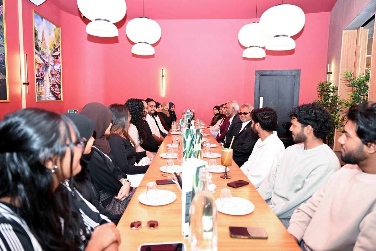 The President's Office (@presidencymv) on Twitter photo H.E. President Dr <a href="/MMuizzu/">Dr Mohamed Muizzu</a> meets with Maldivian students in the Liverpool, United Kingdom, during a lunch today.
He engaged with them, addressing their well-being and academic experiences while also listening to their needs and concerns. H.E. President Dr <a href="/MMuizzu/">Dr Mohamed Muizzu</a> meets with Maldivian students in the Liverpool, United Kingdom, during a lunch today.
He engaged with them, addressing their well-being and academic experiences while also listening to their needs and concerns.
