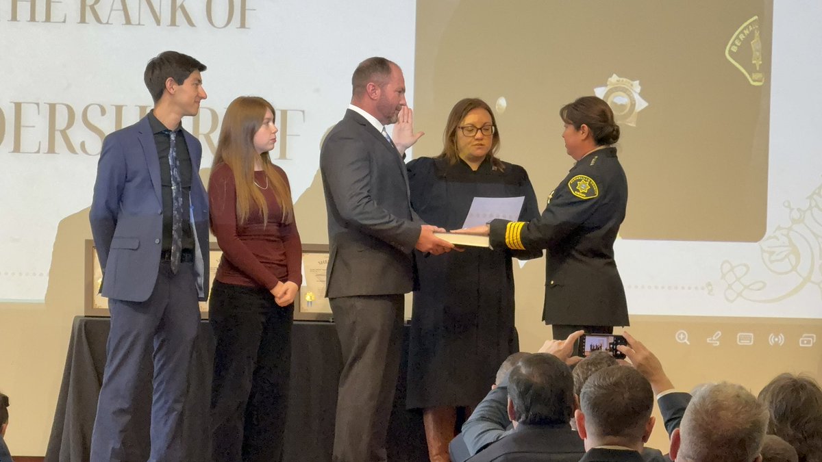 AnnPierret's tweet photo. At the #BernalilloCounty Sheriff’s Office promotion ceremony — Hollie Anderson just took the oath of office to become @BCSONM Undersheriff.
@krqe #ABQNews #NMNews #police #lawenforcement https://t.co/6CLIzMPcpz