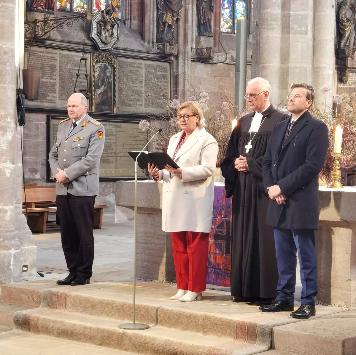 Nicolas Basse 🖊️🏹 (Account nicht mehr aktiv) (@stift_und_bogen) on Twitter photo 🕯️ "In Gottes Hand wissen wir unsere Toten geborgen." 🙏 Fürbitte, sehr ergreifend: <a href="/EvaHoegl/">Dr. Eva Högl</a> erinnert an die gefallenen Bundeswehrsoldaten des so genannten "Karfreitagsgefechts" vom 2. April 2010, #otd vor 15 Jahren.
✝️ Gesamtkonferenz der <a href="/EMilSeels/">Ev. Militärseelsorge</a>, St. Sebaldus, #Nürnberg. 🕯️ "In Gottes Hand wissen wir unsere Toten geborgen." 🙏 Fürbitte, sehr ergreifend: <a href="/EvaHoegl/">Dr. Eva Högl</a> erinnert an die gefallenen Bundeswehrsoldaten des so genannten "Karfreitagsgefechts" vom 2. April 2010, #otd vor 15 Jahren.
✝️ Gesamtkonferenz der <a href="/EMilSeels/">Ev. Militärseelsorge</a>, St. Sebaldus, #Nürnberg.