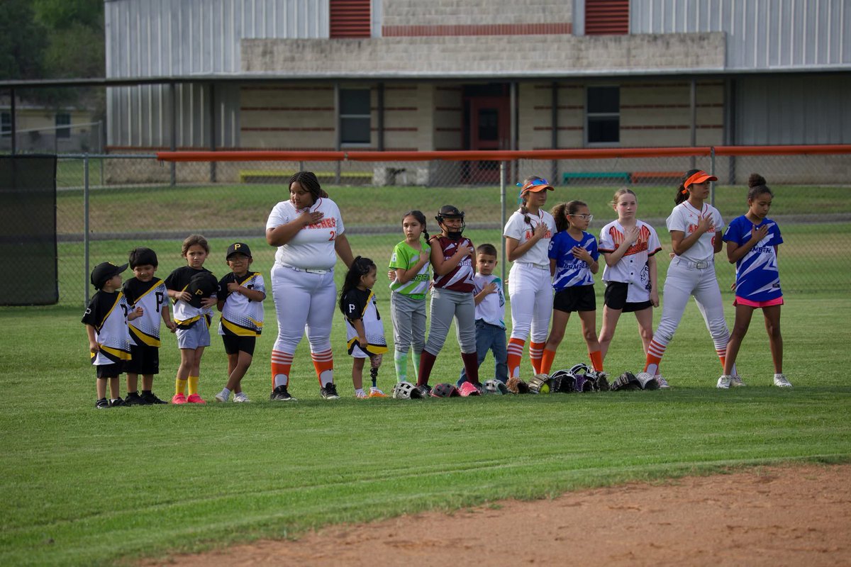 Apache_Softball's tweet image. We had a great turn out for Little League Night! Thank you parents and players for all of your support!!