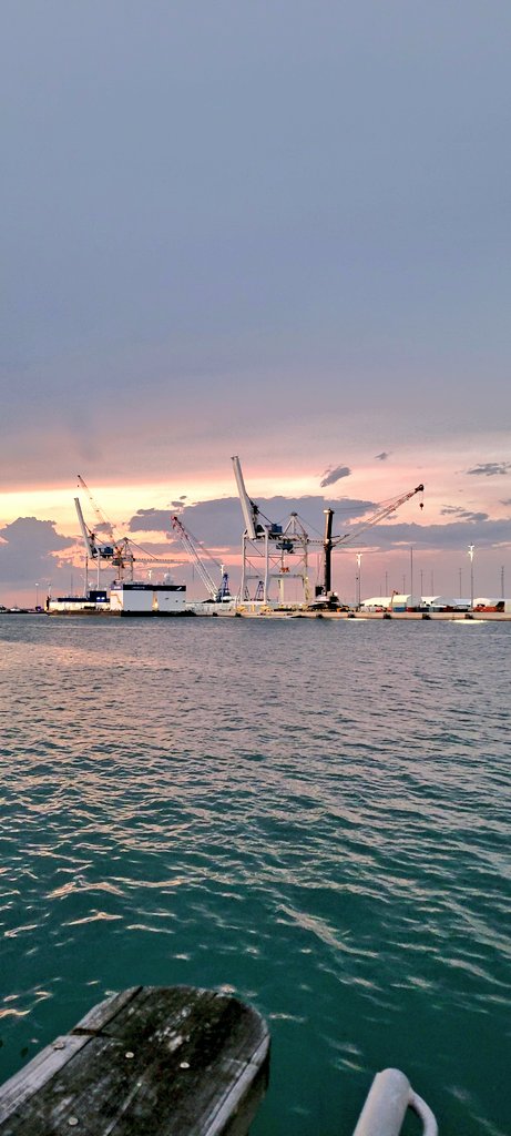 Last night's sky was making magic... at Rusty's at the Port!! 😎👍🌅🚢🌴🍹#sunsetsandsmiles #nightshift #portlife #decklife #rustysseafood #portcanaveral