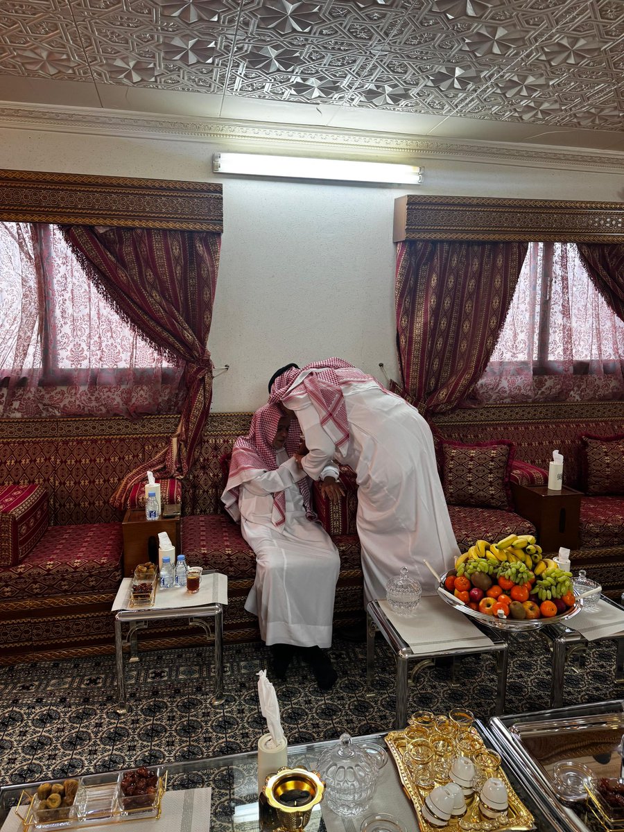 قبل رأسه تقديرا ووفاء وعرفانا بفضله، الأمير سلطان بن سلمان بن عبدالعزيز يزور قبل قليل معلمه الاستاذ حمد الورهي من قدامى أساتذة معهد العاصمة النموذجي بالرياض، ويقدم له كتاب الملك سلمان بن عبدالعزيز الذي اصدرته مؤسسة #التراث غير الربحية برعاية #أرامكو السعودية .