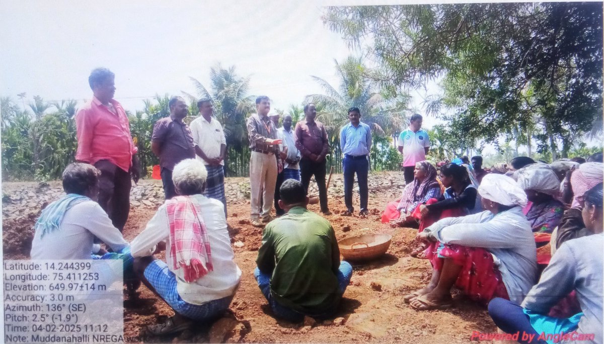 IecTaluk's tweet photo. ಶಿವಮೊಗ್ಗ ಜಿಲ್ಲೆ ಶಿಕಾರಿಪುರ ತಾಲೂಕಿನ ಮುದ್ದನಹಳ್ಳಿ ಗ್ರಾಮ ಪಂಚಾಯಿತಿಯ ಬಸವಣ್ಣನಕಟ್ಟೆ ಕೆರೆ ಕಾಮಗಾರಿ ಸ್ಥಳಕ್ಕೆ ಮಾನ್ಯ ಕಾರ್ಯನಿರ್ವಾಹಕ ಅಧಿಕಾರಿಗಳು ಹಾಗೂ ಸಹಾಯಕ ನಿರ್ದೇಶಕರು ನರೇಗಾ ಭೇಟಿ ನೀಡಿ ಕಾಮಗಾರಿ ಸ್ಥಳದಲ್ಲಿ ಮೂಲ ಸೌಕರ್ಯಗಳು ಕೂಲಿ ಕಾರ್ಮಿಕರ ಹಕ್ಕುಗಳು ಕೂಲಿ ಪರಿಷ್ಕರಣೆ ಬಗ್ಗೆ ಮಾಹಿತಿ ನೀಡಿದರು https://t.co/JkZl89fRSn