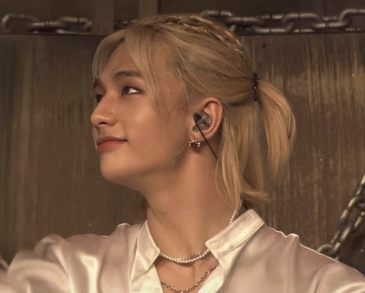 #hyunlix au — look after you. . . 𖹭 

onde Felix desistiu do seu sonho e agora dedica seus dias trabalhando na cafeteria da universidade que sempre sonhou entrar

ou

onde Hyunjin é visto como um dançarino egocêntrico por todos do campus, mas ninguém tentou conhecê-lo de verdade