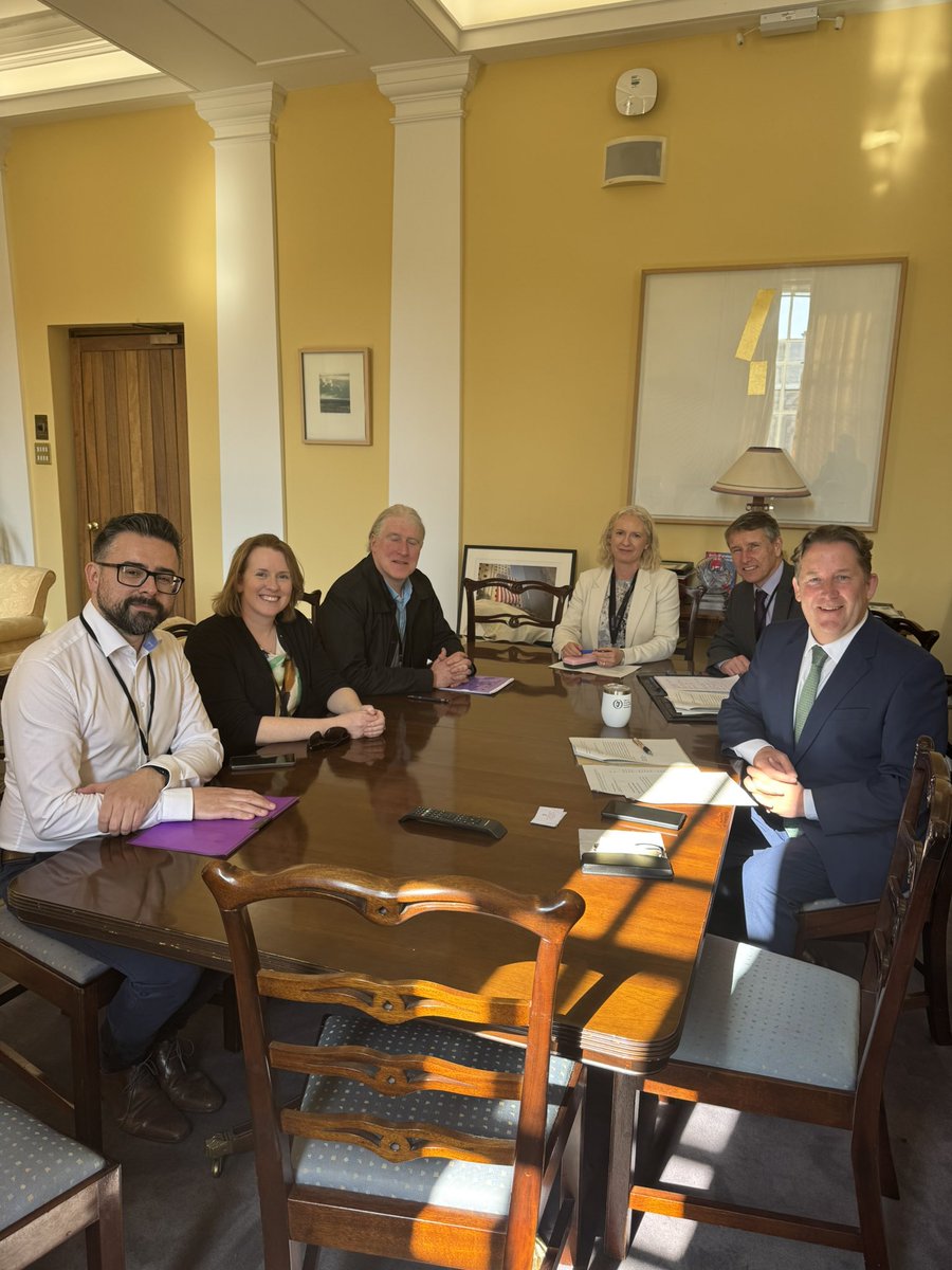 Huge thanks to Minister of Transport <a href="/DarraghOBrienTD/">Darragh O'Brien</a> , his staff and colleagues from <a href="/Dept_Transport/">An Roinn Iompair - Department of Transport</a> for the very positive meeting with the Irish Cycling Campaign in Leinster House today.

Great to see the huge importance the minister places on cycling! 🙏