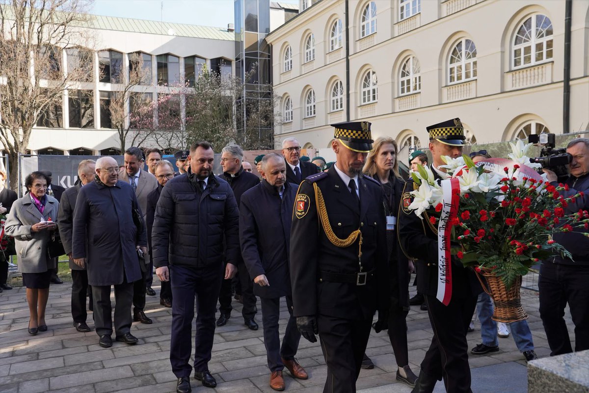 RobertDerewenda's tweet image. 20. rocznica śmierci św. Jana Pawła II.

Na dziedzińcu #KUL, przy pomniku papieża i kard. Stefana Wyszyńskiego, zgromadzili się przedstawiciele władz miasta i regionu, lubelskich uczelni oraz instytucji państwowych i społecznych gdzie wspólnie się złożyliśmy kwiaty upamiętniając