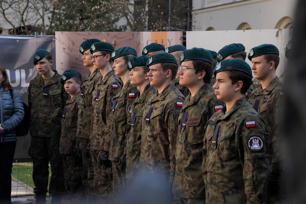 RobertDerewenda's tweet image. 20. rocznica śmierci św. Jana Pawła II.

Na dziedzińcu #KUL, przy pomniku papieża i kard. Stefana Wyszyńskiego, zgromadzili się przedstawiciele władz miasta i regionu, lubelskich uczelni oraz instytucji państwowych i społecznych gdzie wspólnie się złożyliśmy kwiaty upamiętniając