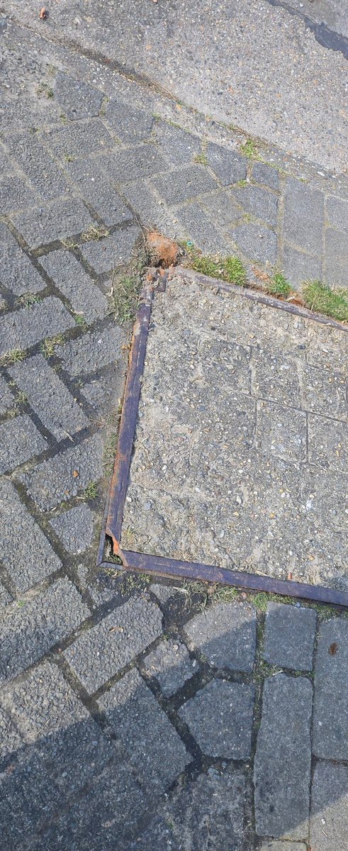 raivenblade's tweet photo. @Stadgent op hoek braambezielaan/moerbezielaan  is er gewerkt aan 2 putten. Beide deksels zijn aan 2 hoeken beschadigd.  Ze hebben ook een hamer achtergelaten https://t.co/4MPOVmjyWX
