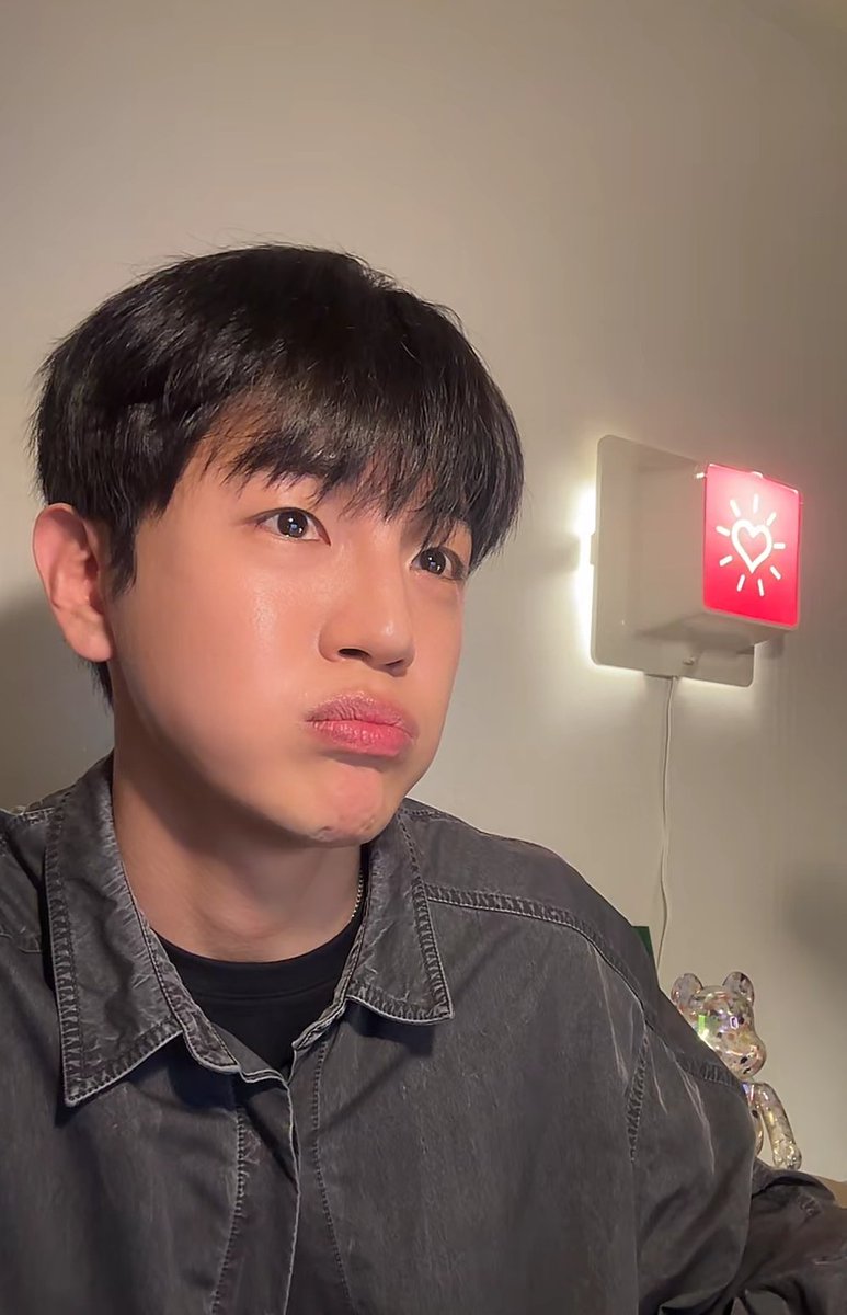 theellibu's tweet photo. me: i gotta send off this budget report by 4pm

also me: https://t.co/4dcL1ksilj