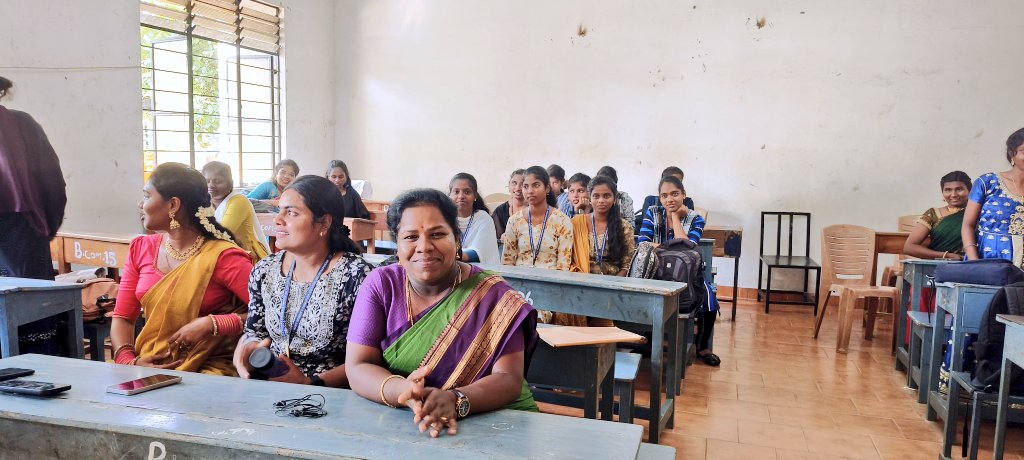 Tr_Gayathri's tweet photo. விழுந்த இடத்தில் கம்பீரமாய் எழுந்து நிற்போம். கள்ளிப்பாலில் தப்பிப்பிழைத்த தலைமுறை நாம். பெண்ணுக்கு கல்வி மறுத்த சமூகத்தில் பட்டம் பெற்று உலகை வெல்லும் ஆயுதம் செய்வோம் 💪🏽🖤❤️🔥
#exploringhistory #MyClassroom https://t.co/nVqTjvrWlJ