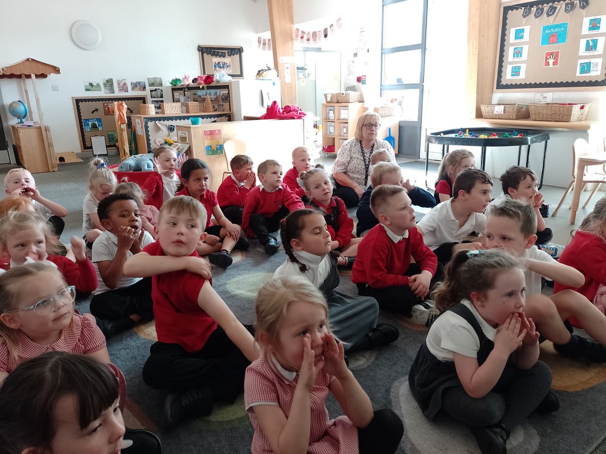 Maybury_F2's tweet photo. Thank you Carol @puppetshop F2 loved watching you tell 'Stick Man' this afternoon. Their favourite part was the swan puppet ☺️ @Maybury_School @HumberEdTrust https://t.co/N47diq36FN