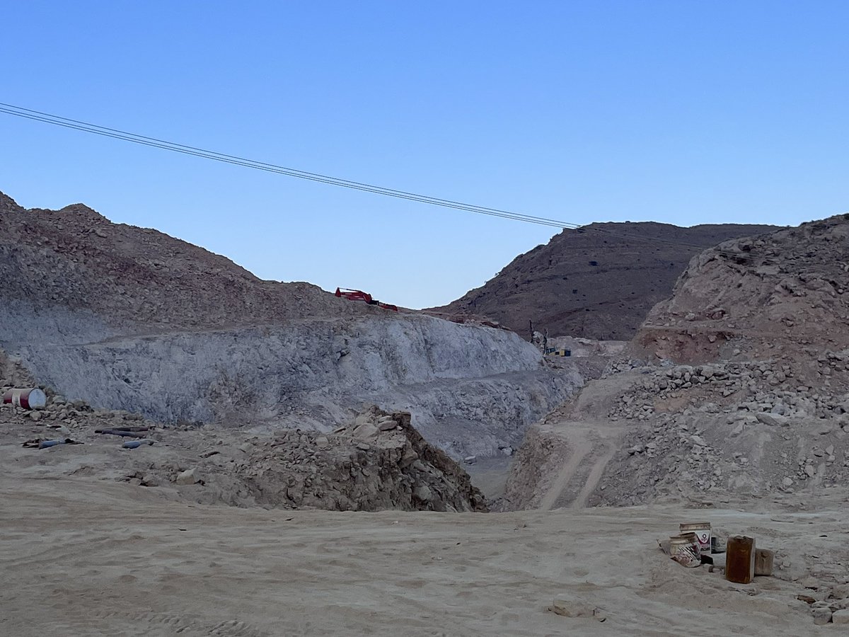 عسى أن يتم إنجاز المرحلة الثانية(٦كم)من طريق وادي بني جابر  قبل عيد الفطر  القادم-بمشيئة الله-الطريق الترابي الحالي مرهق جداومزعج لاسيما في الأعياد والإجازات ونرجو أن تقوم <a href="/mtcitoman/">وزارة النقل والاتصالات وتقنية المعلومات</a> مشكورة و<a href="/ss_governor_/">محافظة جنوب الشرقية</a>  بإسناد المرحلة الثالثة( ٦ كم)قبل الانتهاء من الثانيةوعدم الانتظار لسنوات.