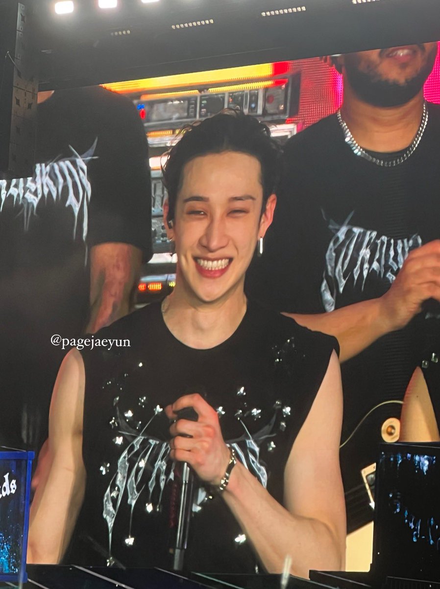 jkcines's tweet photo. bangchan desbancando os terapeutas e psiquiatras do brasil porque UM SORRISO dele cura a depressão de todo mundo https://t.co/VIs97tC4kr