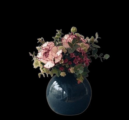 El arreglo floral Perfección se trata de un ensamble en un florero esférico sobrio, decorado con follajes y
claveles de gran gusto.

Medidas: 25 cm de ancho por 25 cm de altura aproximadamente.
magenta.style/arreglos-flora…