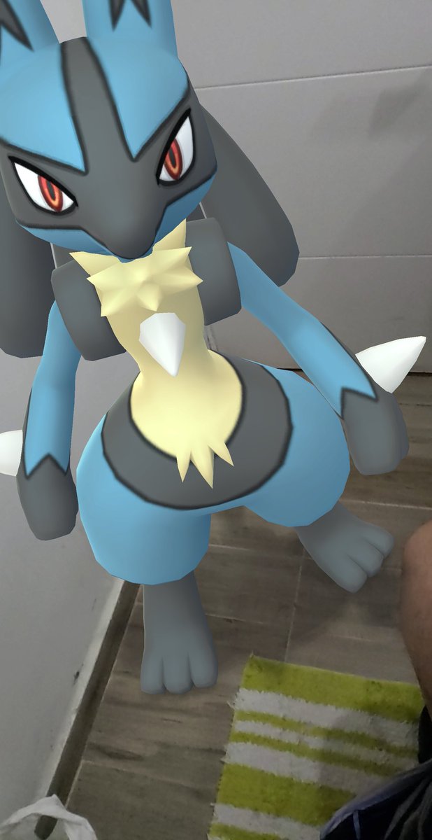 Estaba en el baño y me quede sin papel higienico, menos mal mi compa me salvo #lucario