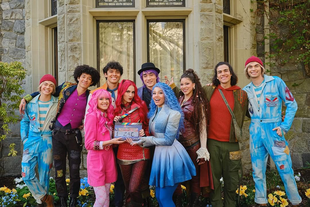 Descendentes4BR's tweet image. Primeira imagem oficial do elenco caracterizado em Descendentes 5!