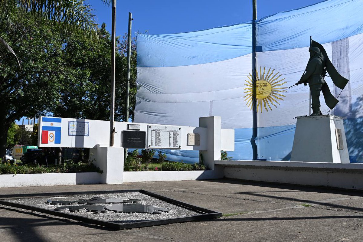 Eugenio_StaFe's tweet photo. A 43 años de la Guerra de Malvinas, este #2DeAbril  honramos a nuestros veteranos y caídos, que defendieron lo nuestro con mucha valentía y sacrificio. Recordarlos es reafirmar nuestra incansable lucha por la soberanía en las islas 🇦🇷.

Las Malvinas son Argentinas, hoy y siempre! https://t.co/XZN7tHwbX8