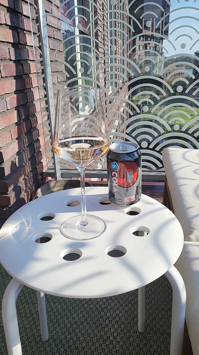 CorrienvdW's tweet photo. Eerste drankje in de zon van het jaar. De Mike-ster houdt stug 3 truien aan, die moet nog even wennen 😅 https://t.co/URGHDFAgkj