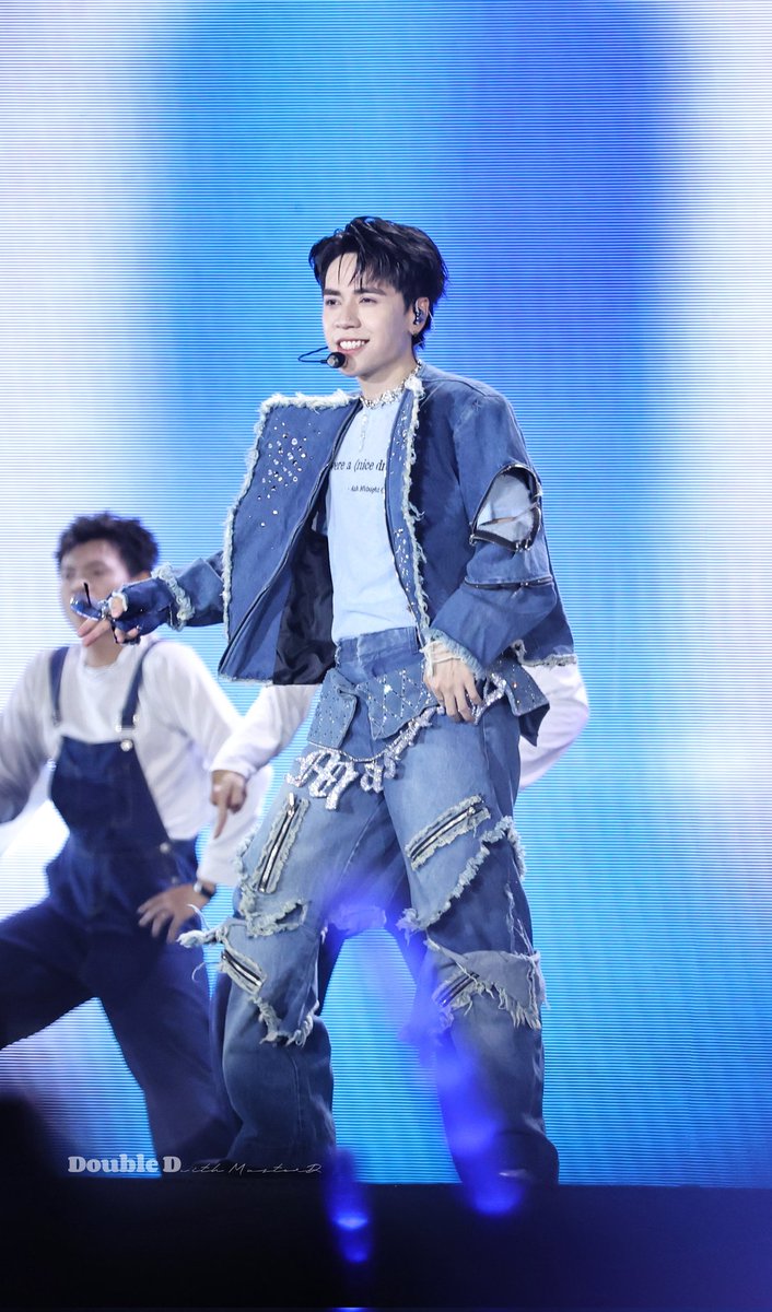 DD_MasterD's tweet photo. [HQ] 20250321 concert D5 của ATS2 in HCMC p1
#QuangHungMasterD #QuangHungLe #Muzik #DoubleD #DD #anhtraisayhi #day5 #ats2 https://t.co/TPU2oUPG8L