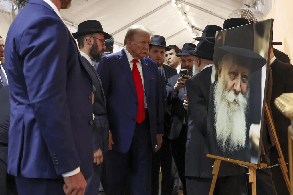 HenryMakow's tweet photo. Tim Fitzpatrick - Trump Will Sacrifice the US for Israel

Delving into Trump's Jewish mafia, Chabad background.)

https://t.co/0tcBWcb4AE

(Trump honours racist Chabad Rebbe, Schneerson)