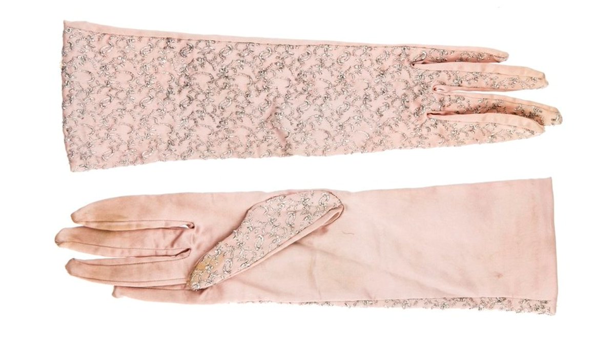 Blossom is a symbol of spring and is often celebrated in Japan with blossom-watching (hanami) parties, for which these light-pink satin gloves would be absolutely perfect.

Find out more: theglovecollection.uk/gloves/gct-201…
