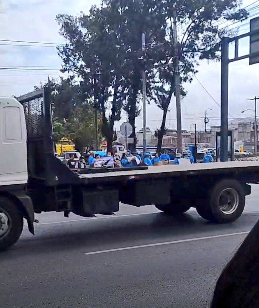 DiariodeGT_'s tweet photo. 🚨 ¡ESCÁNDALO EN CALZADA ROOSEVELT! 🚨 El Sindicato San Juan de Dios arma tremenda manifestación cerca de El Trébol 😱. Se plantan en aceras y arriate central, pero ojo 👀, ¡sin bloquear el paso de carros! 🛣️ ¿Qué exigirán esta vez? 🤔 #Guatemala #TráficoGT https://t.co/gTel9fycjI