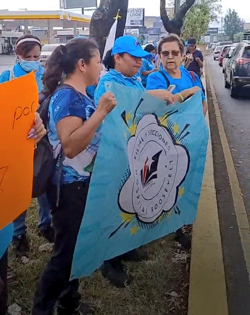 DiariodeGT_'s tweet photo. 🚨 ¡ESCÁNDALO EN CALZADA ROOSEVELT! 🚨 El Sindicato San Juan de Dios arma tremenda manifestación cerca de El Trébol 😱. Se plantan en aceras y arriate central, pero ojo 👀, ¡sin bloquear el paso de carros! 🛣️ ¿Qué exigirán esta vez? 🤔 #Guatemala #TráficoGT https://t.co/gTel9fycjI