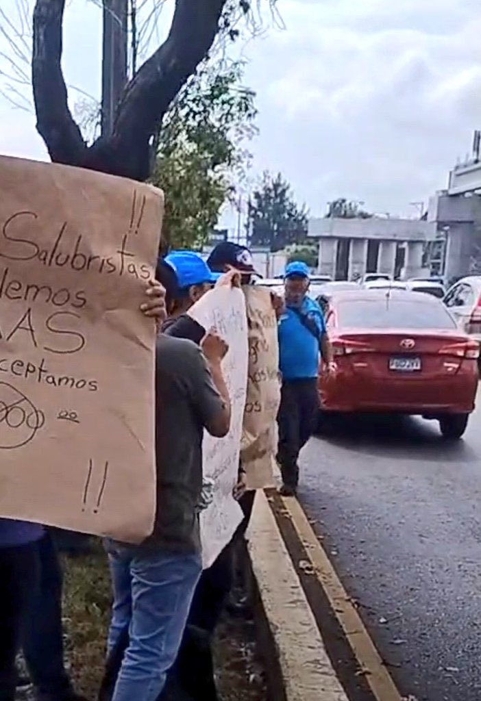 DiariodeGT_'s tweet photo. 🚨 ¡ESCÁNDALO EN CALZADA ROOSEVELT! 🚨 El Sindicato San Juan de Dios arma tremenda manifestación cerca de El Trébol 😱. Se plantan en aceras y arriate central, pero ojo 👀, ¡sin bloquear el paso de carros! 🛣️ ¿Qué exigirán esta vez? 🤔 #Guatemala #TráficoGT https://t.co/gTel9fycjI