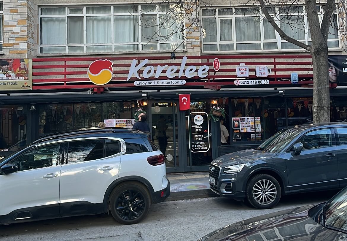 Bundan sonra tarafımız Kuzey KORE. Yaşasın büyük lider Kim Se Kim