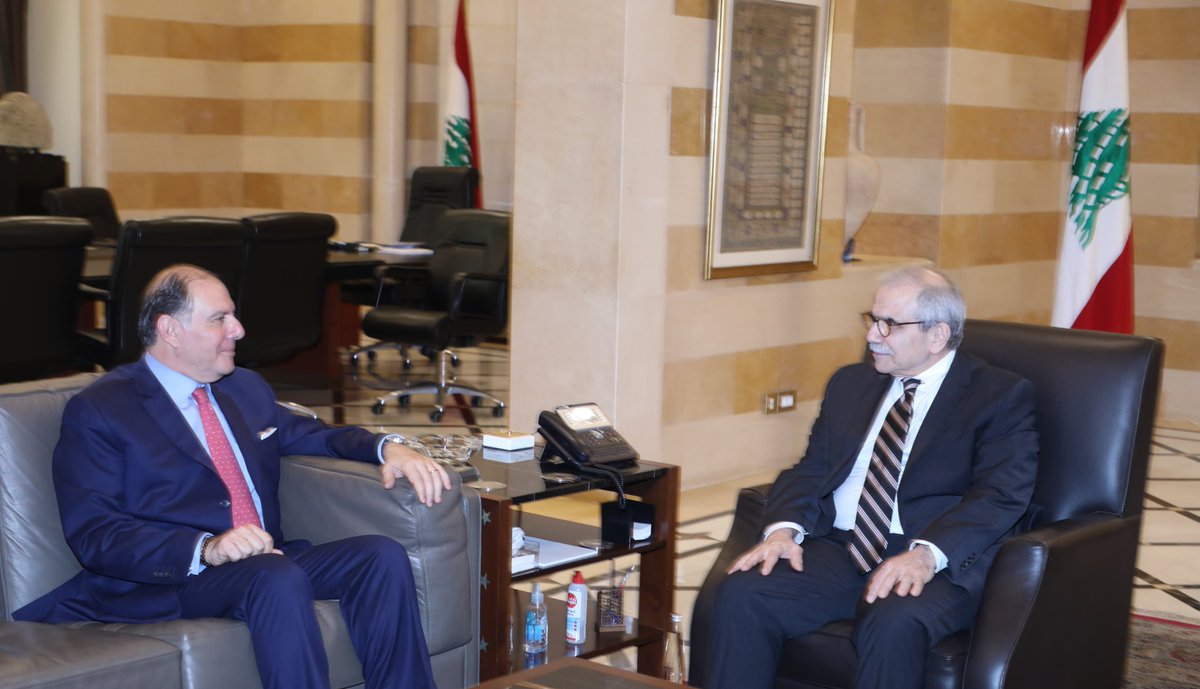استقبل رئيس #مجلس_الوزراء الدكتور #نواف_سلام في السراي الحكومي بعد ظهر اليوم حاكم مصرف #لبنان الجديد كريم سعيد، وبحث معه في الأوضاع النقدية وفي ضرورة المضي قدماً في خطة الإصلاح. 
#pcm