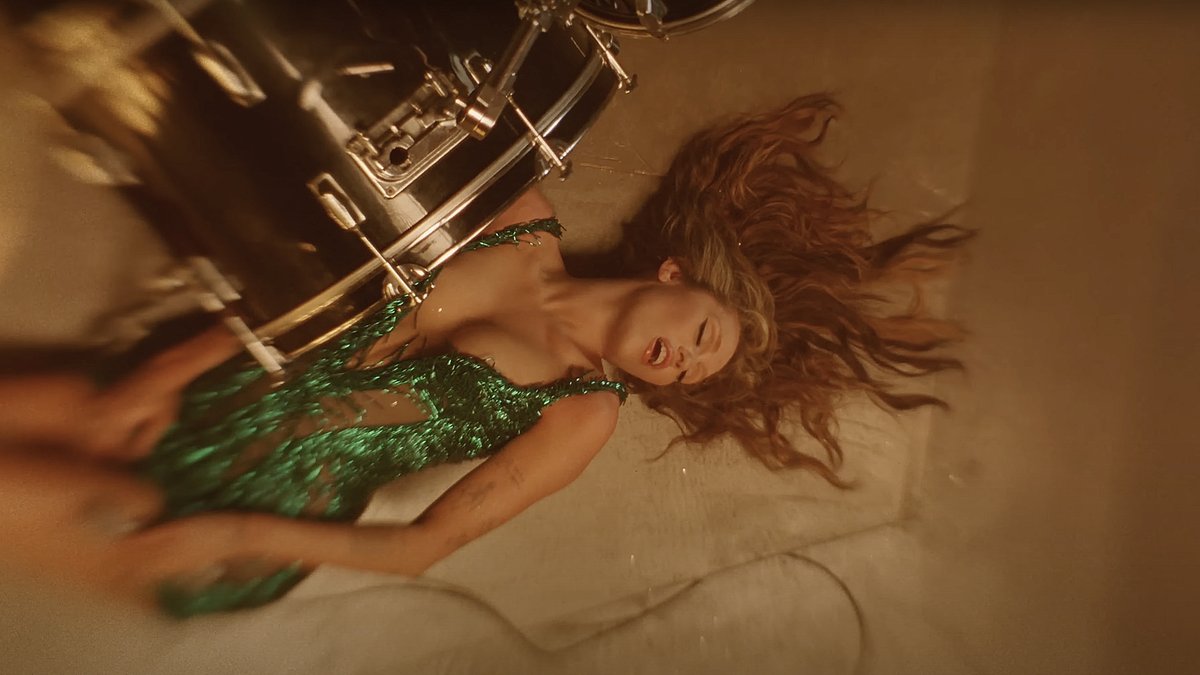 iHeartRadio's tweet image. 24 hours until @MileyCyrus releases “End of the World” ❤️‍🔥

Listen here: ihr.fm/MileyX