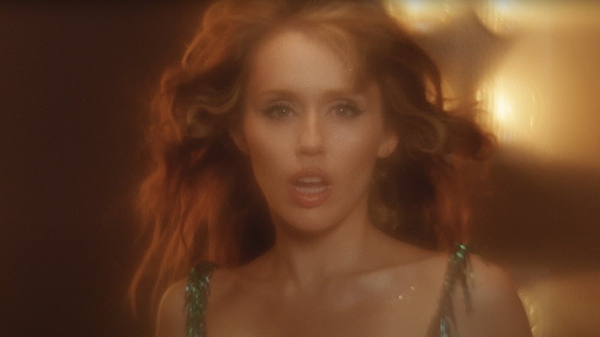 iHeartRadio's tweet image. 24 hours until @MileyCyrus releases “End of the World” ❤️‍🔥

Listen here: ihr.fm/MileyX