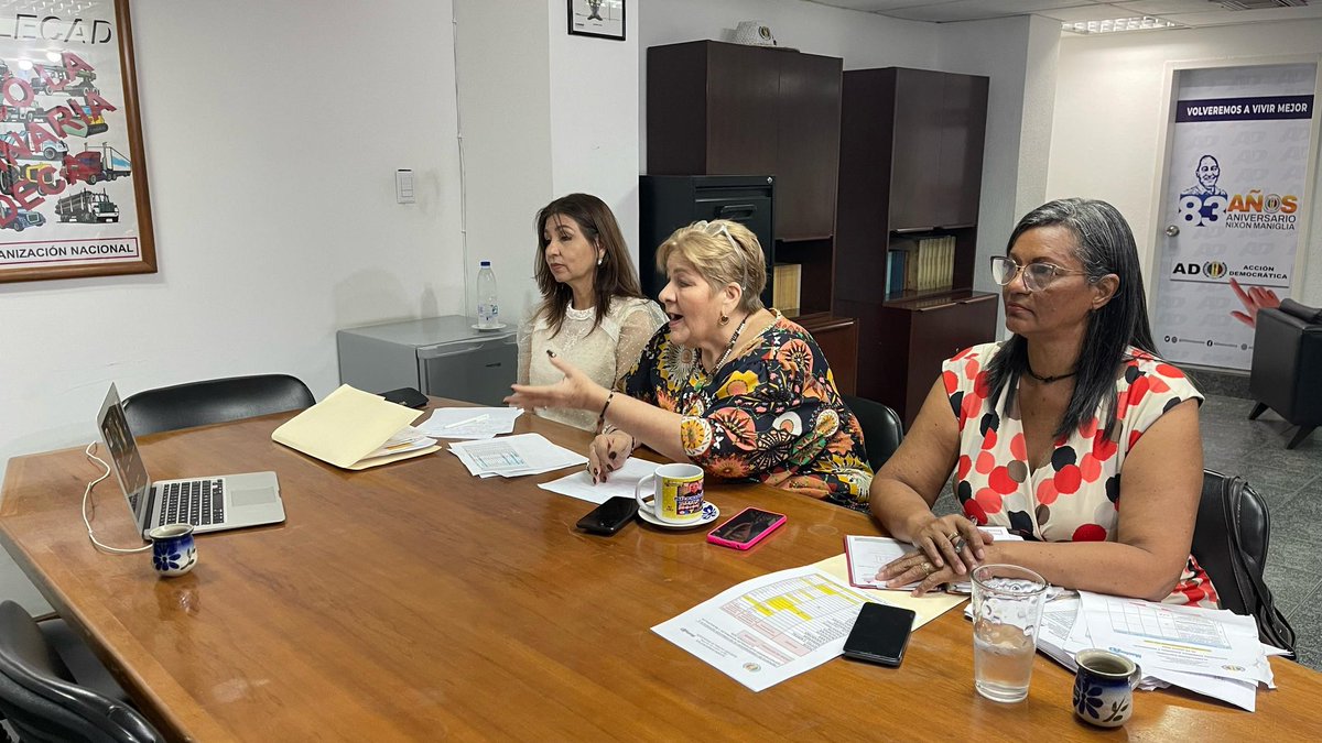 ADVenezuelaa's tweet photo. La Secretaría Nacional de Organización realiza encuentro virtual con las seccionales Zulia, Trujillo y Falcón, para la revisión, control y seguimiento de las estructuras en todos los municipios y parroquias. ¡#AcciónDemocrática va de frente hacia el 25 de mayo para ganar! 🏳️🙌🏻 https://t.co/qllaCSyZWx