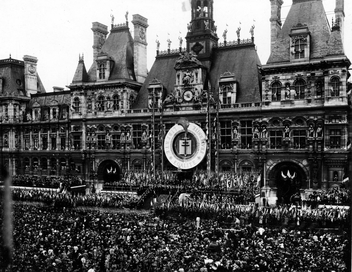 [2 avril 1945 – 2 avril 2025] Il y a 80 ans, le général de Gaulle remettait la croixde la Libération à la ville de Paris en déclarant notamment : « À la Libération de Paris, en vérité, rien n'a manqué de ce qu'il fallait qu'elle fut pour être digne de la France »