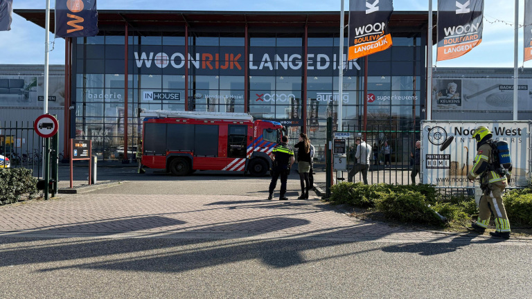 Brandweer opgeroepen voor rook in woonwinkel